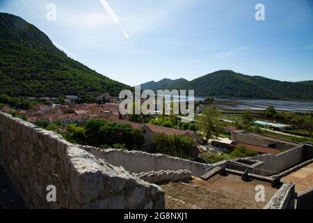 Vistas del Pueblo de Stone, pequeño Pueblo de Croacia primera linea de defensa contra los Otomanos en la antigüedad con la segunda muralla Mas grande Stockfoto