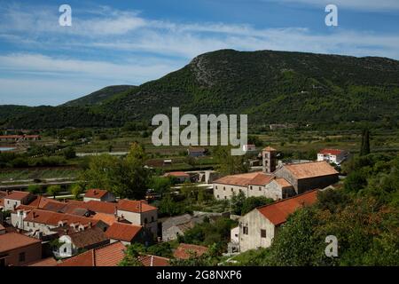 Vistas del Pueblo de Stone, pequeño Pueblo de Croacia primera linea de defensa contra los Otomanos en la antigüedad con la segunda muralla Mas grande Stockfoto