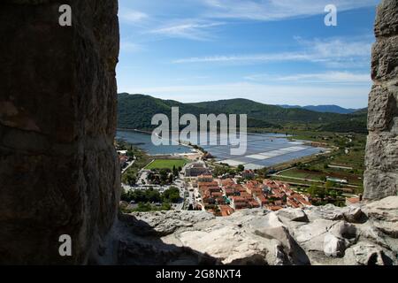 Vistas del Pueblo de Stone, pequeño Pueblo de Croacia primera linea de defensa contra los Otomanos en la antigüedad con la segunda muralla Mas grande Stockfoto