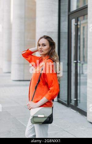 Schönes Mädchen Modell posiert bei der Kamera in der Sommerstadt Stockfoto
