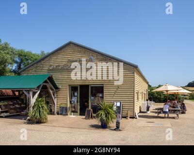 Creake Abbey, Café- und Lebensmittelhalle, gelegen auf dem Gelände einer ruinierten Abtei aus dem 13. Jahrhundert, North Creake, Norfolk, Großbritannien; Besucher genießen das Essen im Freien Stockfoto