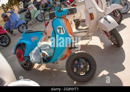 ROVIGO, ITALIEN 21. JULI 2021: Ausgearbeitete Vespa, ein italienischer Oldtimer-Roller Stockfoto