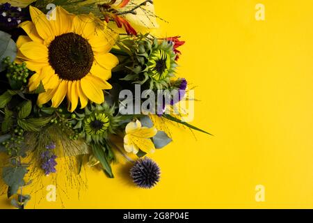 Frische Sonnenblumen im Blumenstrauß mit Kopierraum Stockfoto