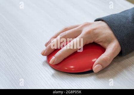 Frau mit zerebraler Lähmung, die an einer speziellen drahtlosen Computermaus arbeitet. Stockfoto