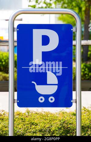 Blaues Schild für den Parkplatz, der für Personen mit kleinen Kindern reserviert ist Stockfoto