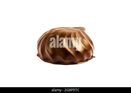 Schokoladen-Moorschokolade, Schokoladenbrownie auf einem weißen Teller. Isoliert von Marschmalchen in Schokolade. Stockfoto