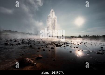 Der berühmte Springbrunnen-Geysir Strokkur bricht aus. Stockfoto