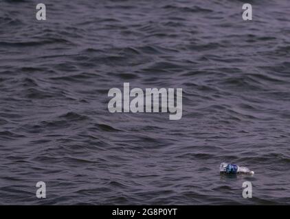 Eine Plastikflasche schwimmt im Meerwasser des Belfast Lough in Holywood, Co. Down, Nordirland. Stockfoto