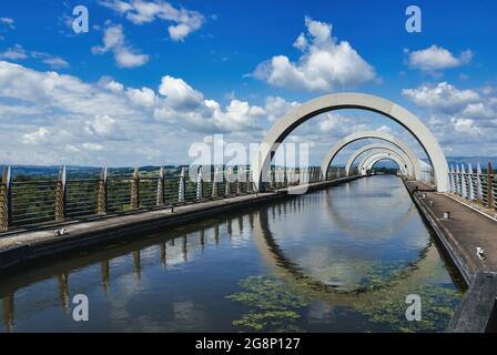 Das Falkirk Wheel ist ein rotierender Bootsaufzug in Zentral-Schottland, der den Forth und Clyde Canal mit dem Union Canal verbindet Stockfoto