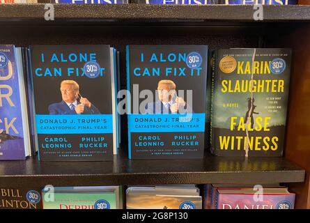 Mount Pleasant, Wisconsin, USA. Juli 2021. I alone Can Fix IT,Ã¢â‚¬Â eines der zahlreichen neuen Bücher über die letzten Monate der Trump-Präsidentschaft wird ironischerweise neben einem Roman mit dem Titel Ã¢â‚¬Å “False WitnessÃ¢â‚¬Â in der Barnes & Noble Buchhandlung im Village of Mount Pleasant, Wisconsin, am Mittwoch, den 21. Juli 2021, platziert. (Bild: © Mark Hertzberg/ZUMA Press Wire) Stockfoto