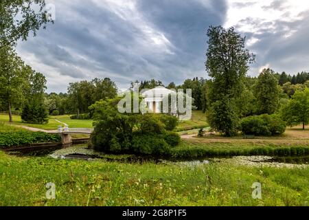 Das Staatliche Museum-Reserve Pawlowsk. St. Petersburg, Russland - 10. juli 2019: Pavillon des Tempels der Freundschaft in der Nähe des Flusses Slawjanka Stockfoto