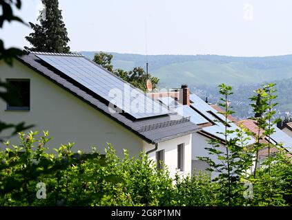 Stuttgart, Deutschland. Juli 2021. Solarmodule werden auf den Dächern von Wohngebäuden installiert. Im landtag Baden-Württemberg führt die Landesregierung ihr neues Klimaschutzgesetz ein. Die wichtigste Neuerung im Gesetz: Wer ein neues Haus bauen will, muss ab dem 1. Mai nächsten Jahres eine Solaranlage auf seinem Dach installieren lassen. Quelle: Bernd Weißbrod/dpa/Alamy Live News Stockfoto
