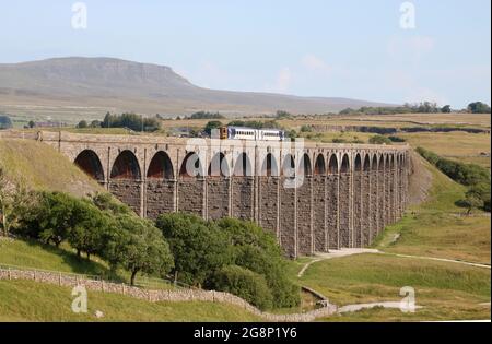 Northern Express Sprinter Diesel Mehreinheit Zug auf Ribblehead Viadukt auf Settle-Carlisle Eisenbahn in North Yorkshie, England am 20. Juli 2021. Stockfoto