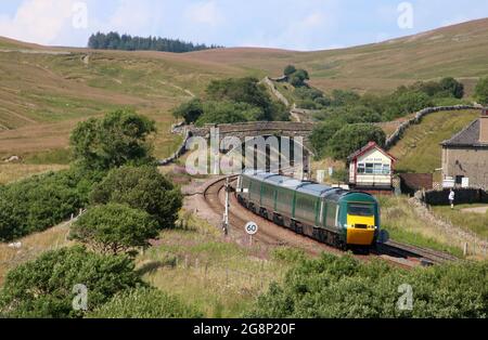 Staycation Express wird von Rail Charter betrieben und fährt am 20. Juli 2021 an der Blea Moor-Signalbox auf der Settle-Carlisle-Linie in North Yorkshire vorbei. Stockfoto