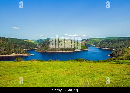 Ein breiterer Blick auf das Llyn Brianne Reservoir hoch oben in den Carmarthershire Hills an einem sonnigen Julitag Stockfoto