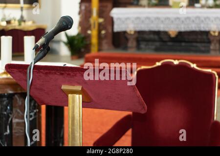 Ein Mikrofon mit einem Tisch für einen Sprecher in einer Barockkirche Stockfoto