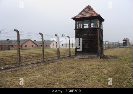 16.03.2015, Auschwitz, Polen, Europa - Wachtürme und ein hoher elektrischer Zaun mit Stacheldraht umgeben das ehemalige Konzentrationslager Auschwitz II. Stockfoto