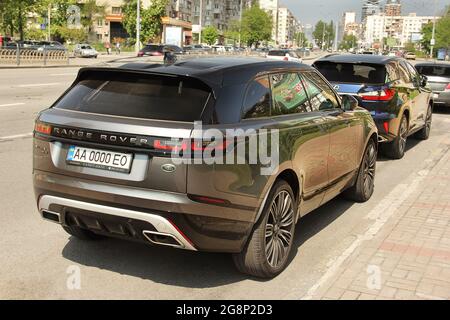 Kiew, Ukraine - 3. Mai 2019: Stilvoller SUV Range Rover Velar in der Stadt Stockfoto