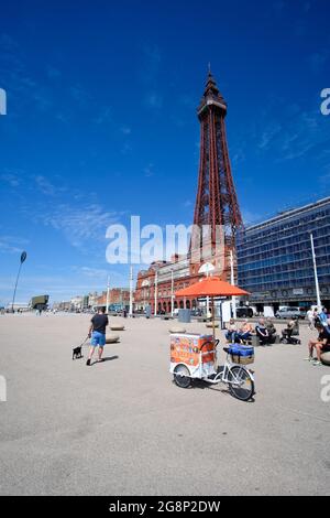 Blackpool Tower gegen EINEN blauen Himmel im britischen Resort Blackpool in Lancashire England Stockfoto