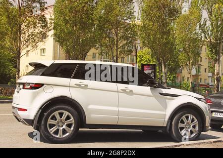 Kiew, Ukraine - 3. Mai 2019: Weißer Range Rover Evoque in der Stadt Stockfoto