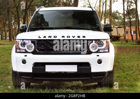 Kiew, Ukraine - 20. April 2016: Weißer SUV Land Range Rover Discovery 4 im Wald Stockfoto