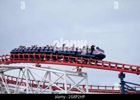 Menschen auf dem Big Dipper bekannt als The Big One am Blackpool Pleasure Beach Blackpool Lancashire England Großbritannien Stockfoto