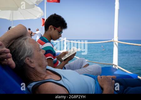 Ältere Frau am Pier mit EnkelSenior Frau am Pier mit Enkel Joy. Hochwertige Fotos Stockfoto