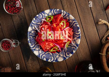 Usbekischer Achichuk-Salat mit Tomaten und Pfeffer Stockfoto