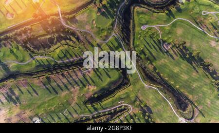 Grüne Golfplätze am Meer. Salgados Sonnentag Portugal, Albufeira. Luftaufnahme. Stockfoto