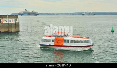 Marella Explorer Tender verlässt den Hafen von Torquay und kehrt zu seinem in Torbay während der Coronavirus-Pandemie vor Anker liegenden Schiff zurück. Stockfoto