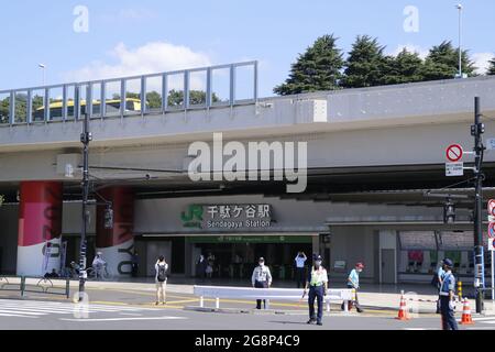 Sendagaya Station, wo sich der nahe Bahnhof des Nationalstadions befindet, dem Hauptort der Olympischen Spiele 2020 in Tokio. Tokio, 22. Juli 2020. Stockfoto