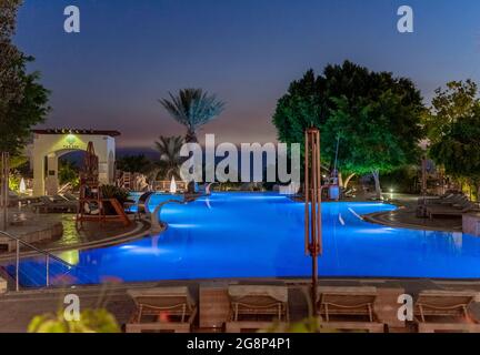 Der Swimmingpool in der Nacht wird im Dead Sea Marriott Resort & Spa, Jordanien, Naher Osten, beleuchtet Stockfoto