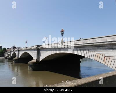 Brücke aus der viktorianischen Zeit, die die Londoner Gebiete Putney & Fulham über die Themse verbindet. Stockfoto