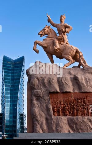 Statue von Sukhbaatar auf Pferd, mit neuer Entwicklung hinter, blauer Himmel, Chingis Khaan Square, Ulaanbaatar (Ulan Bator), Mongolei, Zentralasien, Asien Stockfoto