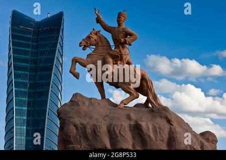 Statue von Sukhbaatar auf Pferd, mit neuer Entwicklung hinter, blauer Himmel, Chingis Khaan Square, Ulaanbaatar (Ulan Bator), Mongolei, Zentralasien, Asien Stockfoto