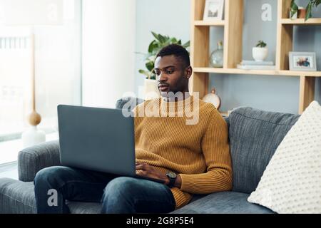 Das Chillen im Netz ist sein Lieblingsbeschäftigung Stockfoto