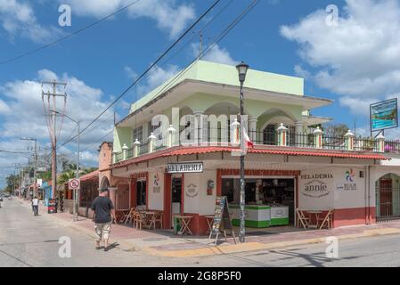 Handelsstraße mit Geschäften und Restaurants, Bacalar, Quintana Roo, Mexiko Stockfoto