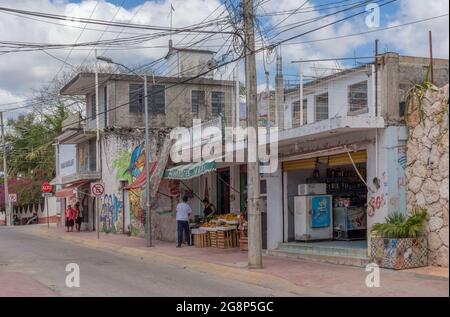 Handelsstraße mit Geschäften und Restaurants, Bacalar, Quintana Roo, Mexiko Stockfoto