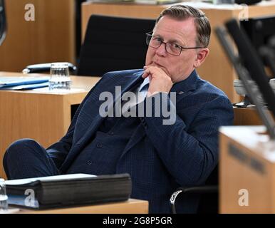 Erfurt, Deutschland. Juli 2021. Im Plenarsaal des Thüringer landtags sitzt der Ministerpräsident von Thüringen, Bodo Ramelow (die Linke). Der Thüringer landtag soll über ein von der AfD am 23. Juli initiiertes Misstrauensvotum für den Ministerpräsidenten Thüringens entscheiden. Die AfD hat ihren Fraktionsvorsitzenden als Oppositionskandidaten für den aktuellen Premierminister nominiert. Quelle: Martin Schutt/dpa-Zentralbild/dpa/Alamy Live News Stockfoto