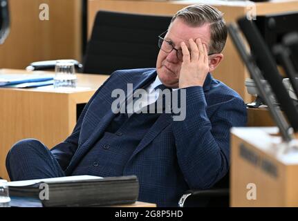 Erfurt, Deutschland. Juli 2021. Im Plenarsaal des Thüringer landtags sitzt der Ministerpräsident von Thüringen, Bodo Ramelow (die Linke). Der Thüringer landtag soll über ein von der AfD am 23. Juli initiiertes Misstrauensvotum für den Ministerpräsidenten Thüringens entscheiden. Die AfD hat ihren Fraktionsvorsitzenden als Oppositionskandidaten für den aktuellen Premierminister nominiert. Quelle: Martin Schutt/dpa-Zentralbild/dpa/Alamy Live News Stockfoto