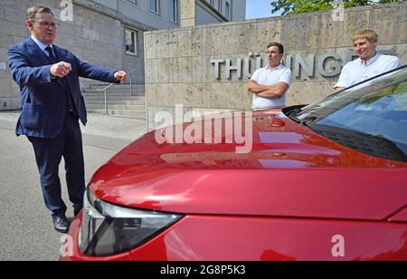 Erfurt, Deutschland. Juli 2021. Vor dem Thüringer landtag stehen Bodo Ramelow (die Linke, l-r), Ministerpräsident von Thüringen, Jonas Bertl, Opel-Auszubildender, und Eric Liebetrau, betriebsrat Opel Eisenach. Der Austausch mit den Auszubildenden des Opel-Werks in Eisenach fand am Rande der landtagsversammlung statt. Quelle: Martin Schutt/dpa-Zentralbild/dpa/Alamy Live News Stockfoto