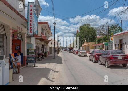 Handelsstraße mit Geschäften und Restaurants, Bacalar, Quintana Roo, Mexiko Stockfoto