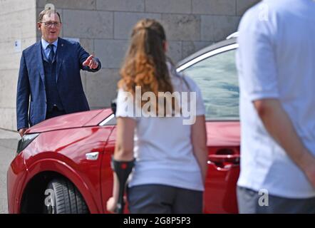 Erfurt, Deutschland. Juli 2021. Vor dem Thüringer landtag steht der Ministerpräsident von Thüringen, Bodo Ramelow (die Linke). Der Austausch mit den Auszubildenden des Opel-Werks in Eisenach fand am Rande der landtagsversammlung statt. Quelle: Martin Schutt/dpa-Zentralbild/dpa/Alamy Live News Stockfoto