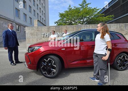 Erfurt, Deutschland. Juli 2021. Vor dem Thüringer landtag stehen Bodo Ramelow (die Linke, l-r), Jonas Bertl, Opel-Auszubildender, Eric Liebetrau, betriebsratsmitglied bei Opel Eisenach, und Anna Sophie Braun, Opel-Auszubildender. Der Austausch mit den Auszubildenden im Opel-Werk Eisenach fand am Rande der landtagsversammlung statt. Quelle: Martin Schutt/dpa-Zentralbild/dpa/Alamy Live News Stockfoto