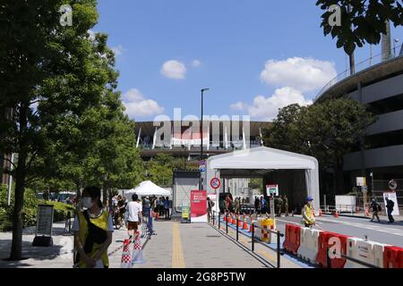 Der Verkehr wird rund um das Nationalstadion, dem Hauptort der Olympischen Spiele 2020 in Tokio, gesteuert. Stockfoto