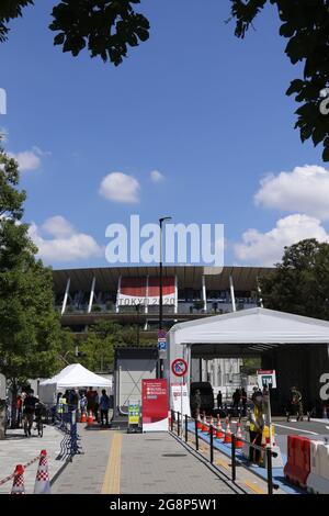 Der Verkehr wird rund um das Nationalstadion, dem Hauptort der Olympischen Spiele 2020 in Tokio, gesteuert. Stockfoto