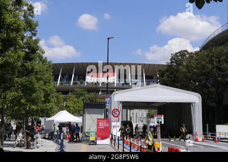 Der Verkehr wird rund um das Nationalstadion, dem Hauptort der Olympischen Spiele 2020 in Tokio, gesteuert. Stockfoto