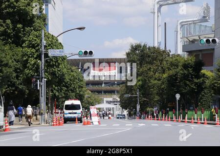 Der Verkehr wird rund um das Nationalstadion, dem Hauptort der Olympischen Spiele 2020 in Tokio, gesteuert. Stockfoto