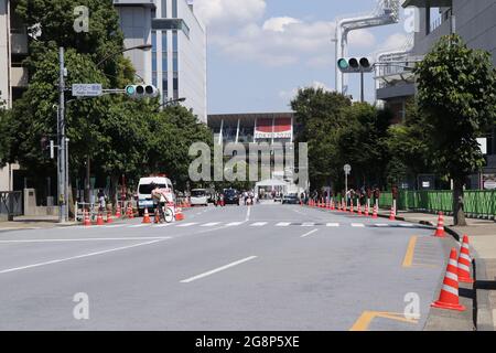 Der Verkehr wird rund um das Nationalstadion, dem Hauptort der Olympischen Spiele 2020 in Tokio, gesteuert. Stockfoto