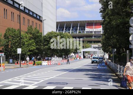 Der Verkehr wird rund um das Nationalstadion, dem Hauptort der Olympischen Spiele 2020 in Tokio, gesteuert. Stockfoto